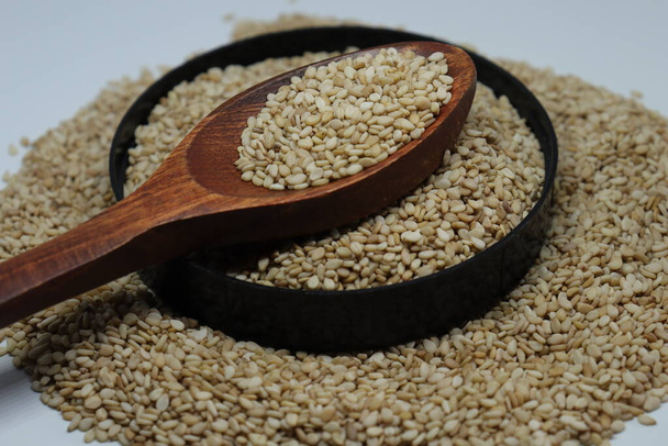 Biologische natuurlijke Til Gul OR Sesam zaden op witte achtergrond - Foto, afbeelding
