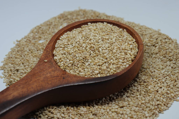 Organické přírodní Til Gul OR Sezamová semena přes bílé pozadí - Fotografie, Obrázek