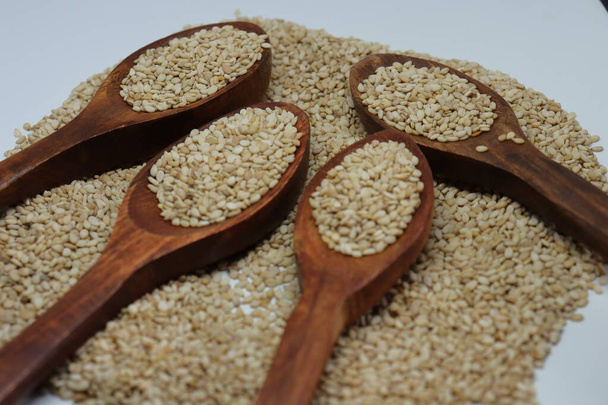 Organické přírodní Til Gul OR Sezamová semena přes bílé pozadí - Fotografie, Obrázek
