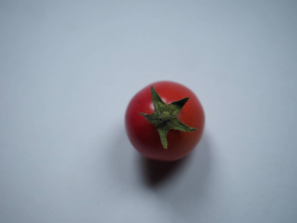 tomates cereja isolados em uma mesa branca - Foto, Imagem