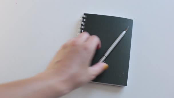 φωτεινό μοντέρνο βίντεο φόντο πολύ ανοιχτό χώρο για το γράψιμο σε αυτοκόλλητα και σε αριθμούς σημειωματάριο και λέξεις στις σημειώσεις - Πλάνα, βίντεο