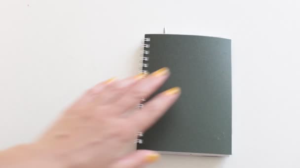 φωτεινό μοντέρνο βίντεο φόντο πολύ ανοιχτό χώρο για το γράψιμο σε αυτοκόλλητα και σε αριθμούς σημειωματάριο και λέξεις στις σημειώσεις - Πλάνα, βίντεο