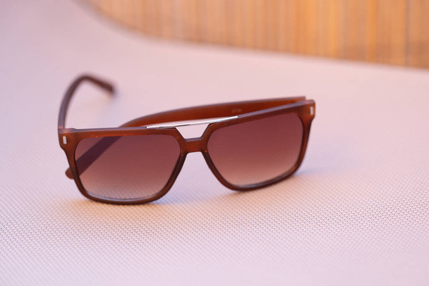 Modelo de gafas de sol clásicas disparar en un primer plano día de verano. Enfoque selectivo - Foto, imagen