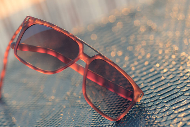 Modelo de gafas de sol clásicas disparar en un primer plano día de verano. Enfoque selectivo - Foto, imagen