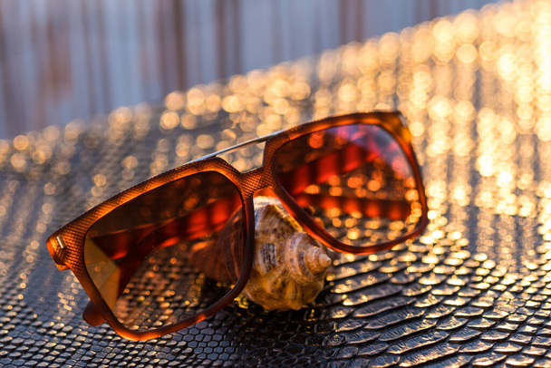Clássico óculos de sol modelo atirar em um dia de verão closeup. Foco seletivo - Foto, Imagem