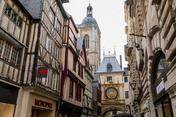 Maisons à colombages dans la rue avec l'horloge astronomique de la Grande Horloge à Rouen, Normandie, France, le 25 septembre 2019 - Photo, image