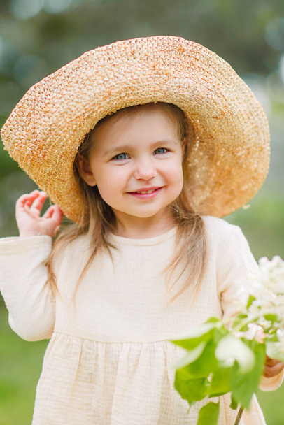 portrait of little girl outdoors in summer - Zdjęcie, obraz