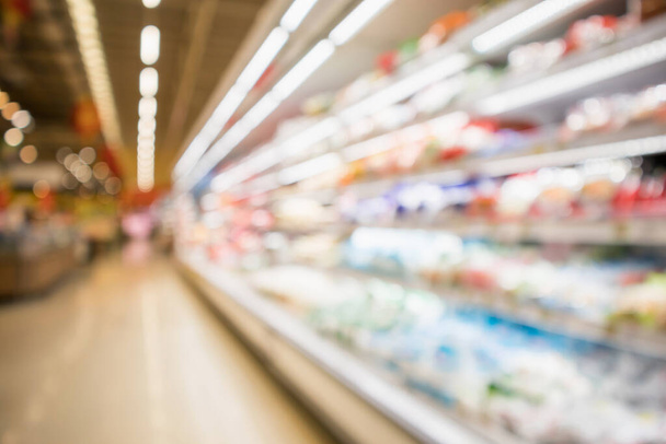 Abstraktní rozmazání supermarket potravin obchod chladničky police s čerstvým mlékem láhve a mléčné výrobky - Fotografie, Obrázek