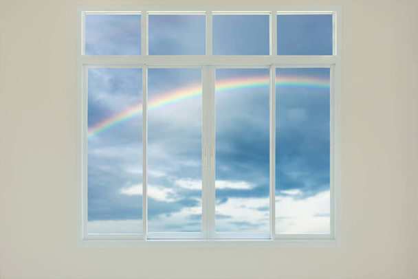 Casa moderna vista a la ventana con fondo de arco iris - Foto, Imagen