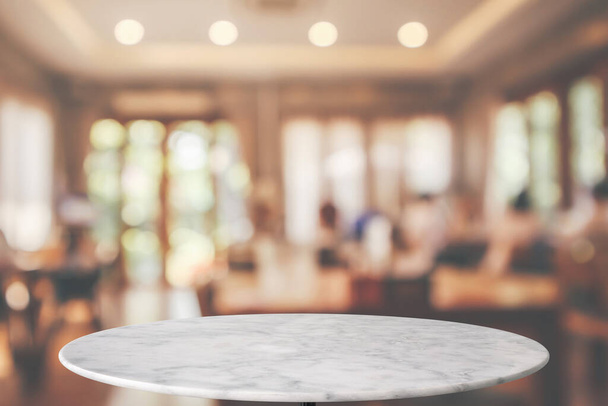 piano rotondo tavolo in marmo con caffè ristorante bokeh luci sfondo astratto per esposizione del prodotto di montaggio - Foto, immagini