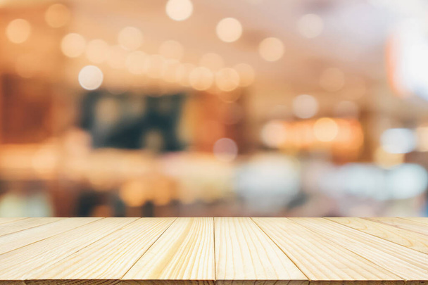 Cafe Restaurant Interieur mit Kunden und Holz Tisch verschwimmen abstrakten Hintergrund mit Bokeh-Licht für Montage Produktdisplay - Foto, Bild