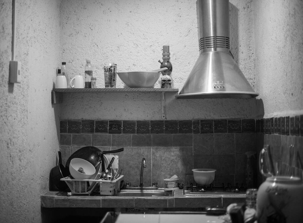 εσωτερικό κουζίνας με πιάτα και απορροφητήρες κουζίνας, ασπρόμαυρο - Φωτογραφία, εικόνα