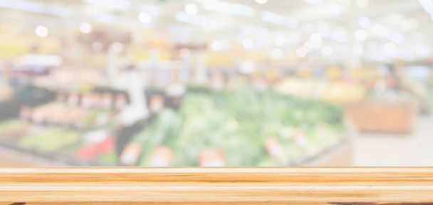 Tablero de madera con supermercado tienda de comestibles borrosa fondo desenfocado con luz bokeh para la exhibición del producto - Foto, imagen