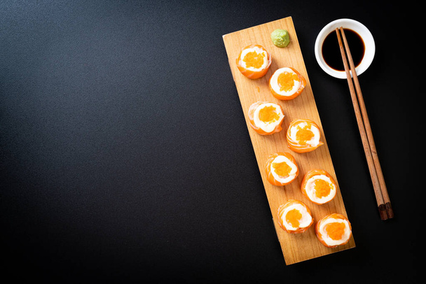 fresh salmon sushi roll with mayonnaise and shrimp egg - Japanese food style - Foto, Imagem