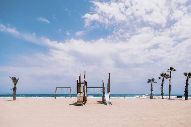 Parque infantil para niños vacío en una playa de Alicante, España - Foto, imagen