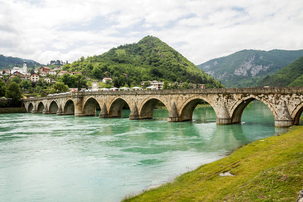 ボスニア・ヘルツェゴビナのヴィシェグラードにあるオスマン帝国のメフメト・パサ・ソコロヴィッチ橋 - 写真・画像