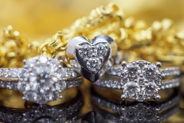 Joyas de oro de lujo anillos de diamantes con reflexión sobre fondo negro - Foto, Imagen