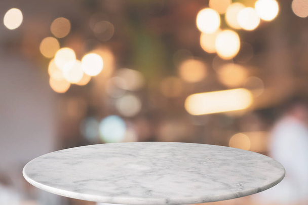 kulatý mramorový stůl top s kavárnou restaurace bokeh světla abstraktní pozadí pro zobrazení montážních produktů - Fotografie, Obrázek