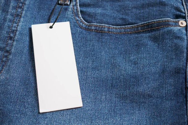 Pantalones vaqueros azules con etiqueta blanca en blanco precio - Foto, imagen
