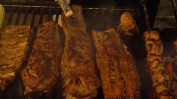 Ο σεφ ετοιμάζει ένα νόστιμο δείπνο στο εστιατόριο για μια μεγάλη εταιρεία, ψήνει στα παϊδάκια του χοιρινού κρέατος - Πλάνα, βίντεο