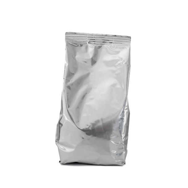 λευκή αλουμινόχαρτο Σακούλα αλουμινίου για βρεφικό γάλα σε σκόνη, τσάι ή καφέ που απομονώνεται σε λευκό φόντο με μονοπάτι αποκοπής - Φωτογραφία, εικόνα