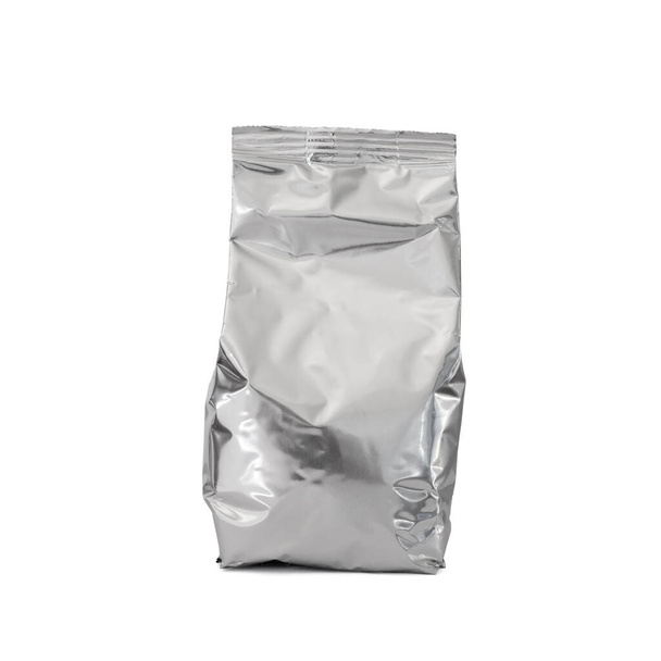 blanco folie Aluminium zak voor baby melkpoeder, thee of koffie geïsoleerd op witte achtergrond met knippad - Foto, afbeelding