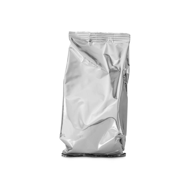 λευκή αλουμινόχαρτο Σακούλα αλουμινίου για βρεφικό γάλα σε σκόνη, τσάι ή καφέ που απομονώνεται σε λευκό φόντο με μονοπάτι αποκοπής - Φωτογραφία, εικόνα