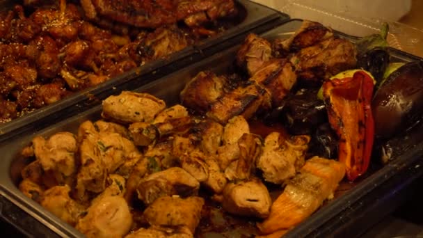 recipientes con trozos de carne de cerdo a la parrilla kebab pollo verduras - Metraje, vídeo