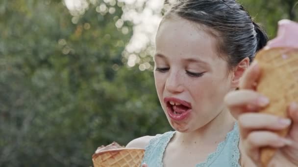Молода дівчина їсть морозиво з конуса, насолоджується і сміється
 - Кадри, відео