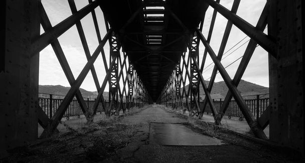 Pont en fer abandonné à Pocinho, Portugal - noir et blanc - Photo, image