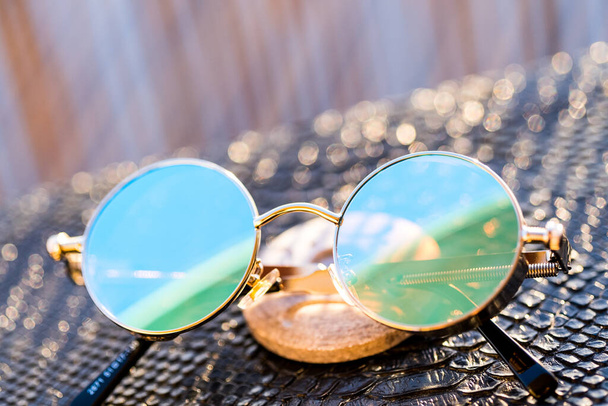 Steampunk Sonnenbrille Modell mit runden Gläsern in einer Sommertag Nahaufnahme. Selektiver Fokus  - Foto, Bild