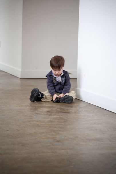 Kid sitting on the floor - Foto, afbeelding