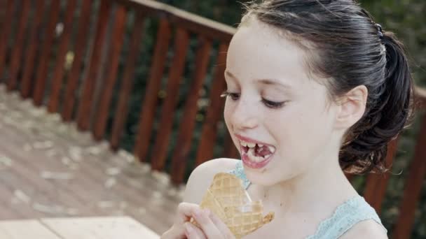 Niña comiendo helado de un cono, disfrutando y riendo - Imágenes, Vídeo