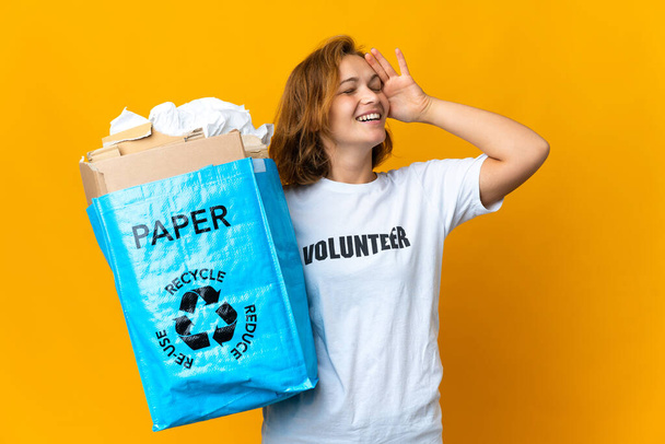 jong Georgisch meisje met een recycling zak vol papier te recyclen glimlachen veel - Foto, afbeelding