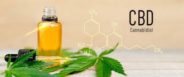 Marihuana medicinal cannabis Botella de vidrio aceite de CBD. Cáñamo belleza y cosméticos productos de la naturaleza - Foto, Imagen