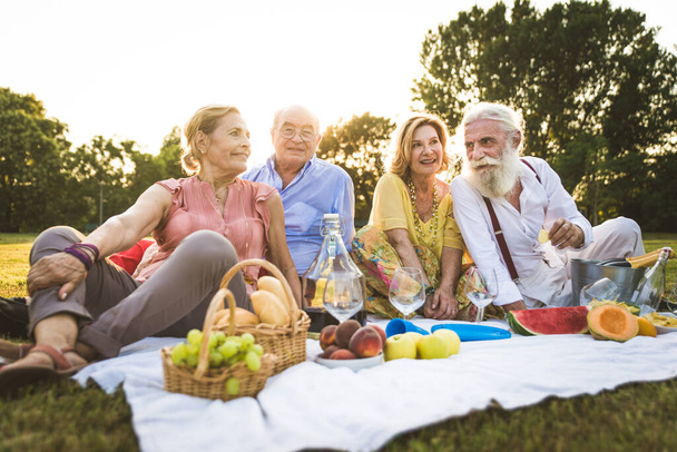 Group of youthful seniors having fun outdoors - Four pensioners bonding outdoors, concepts about lifestyle and elderly - Foto, Bild