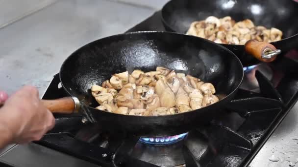 Chef kocht Pilze in Pfanne auf brennendem Feuer Zeitlupe.  - Filmmaterial, Video