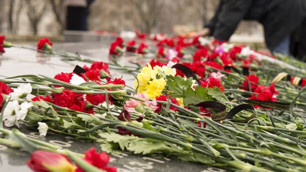 Flores en el memorial
 - Foto, imagen