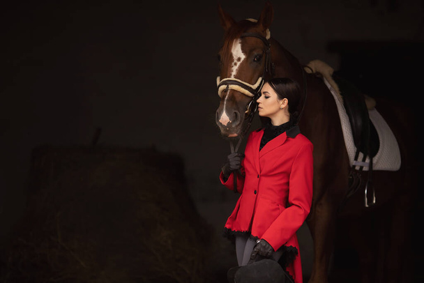 Portrait cavalier femme Jockey avec cheval brun, concept publicité école de club équestre - Photo, image