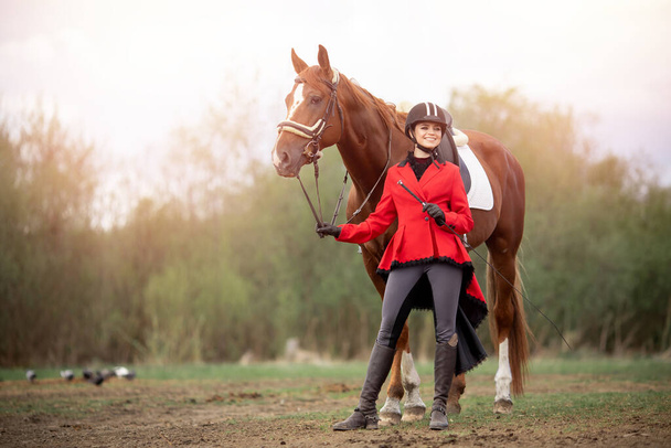 Jeździecki sport kobieta dżokej ujeżdżenie koń na zewnątrz - Zdjęcie, obraz