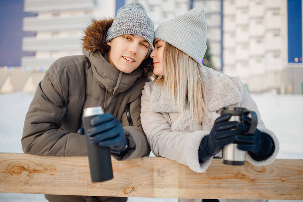 Zimowy aktywny wypoczynek przyjaciele chłopaka i dziewczyny z kubkami termosów w rękach z gorącymi napojami - Zdjęcie, obraz