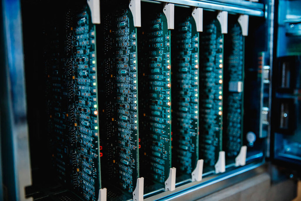Detailní záběr mikroobvodové desky pro serverový počítač, modrá barva - Fotografie, Obrázek