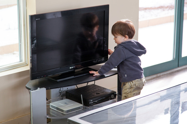 Chlapec se snaží přejít v televizi - Fotografie, Obrázek