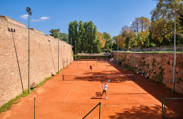 Belgrado / Serbia - 16 settembre 2018: Persone che giocano a tennis in un campo da tennis nella fortezza di Belgrado, parco Kalemegdan a Belgrado, Serbia - Foto, immagini