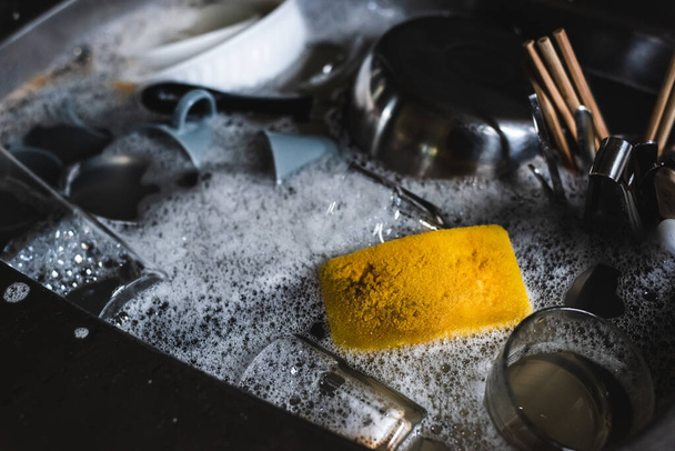 platos sucios en el fregadero de la cocina en casa - Foto, Imagen