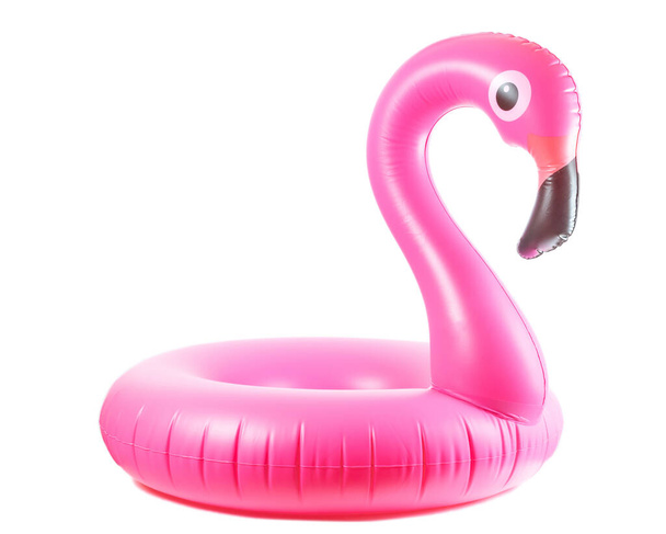 Отпечаток фламинго. Розовый бассейн надувной фламинго для летнего пляжа изолированы на белом фоне. Минимальная концепция лета - Фото, изображение