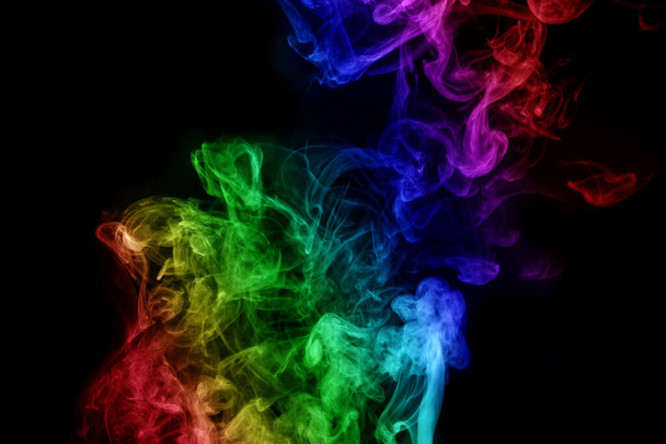 Abstrakter Rauch isoliert auf schwarzem Hintergrund, Regenbogenpuder - Foto, Bild