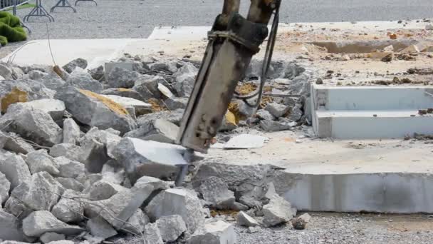 Разбивание бетона с помощью станкового сверления или пневматического молотка  - Кадры, видео