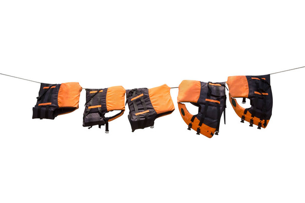 черный оранжевый спасательный жилет на веревке, изолированный белый фон, обрезка пути - Фото, изображение