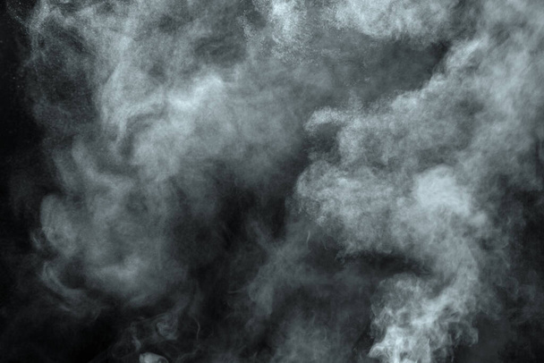 Abstract poeder of rook geïsoleerd op zwarte achtergrond - Foto, afbeelding